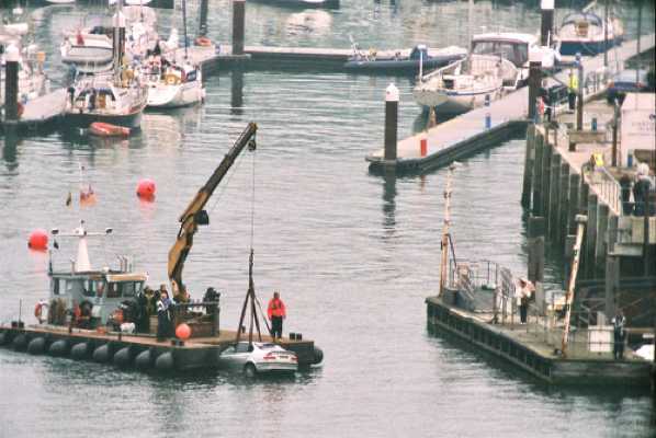 15 May 2008 - 14-41-00.jpg
Scant detail, which maybe for the best. Dart Harbour crews recover a car which had ended up in the river from the Kingswear quayside.
#Dartmouthcarinriver #carriverDartmouth #Kingswearcarriver